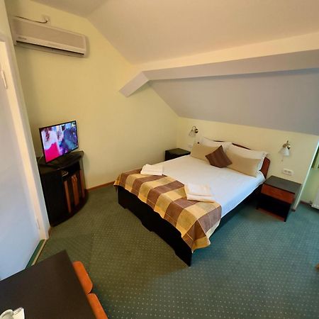 Pension Hotel Fast Рэдэуци Экстерьер фото