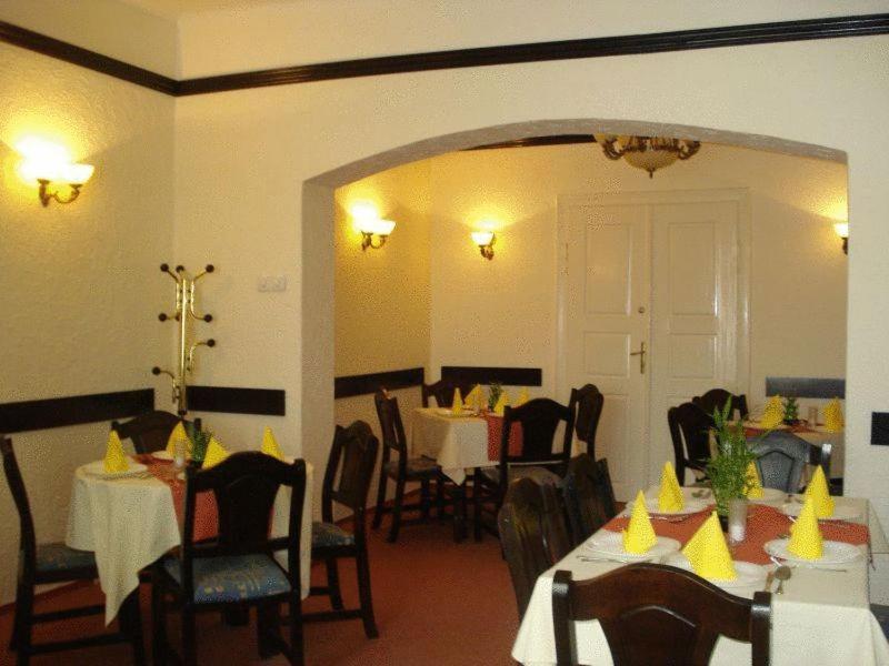 Pension Hotel Fast Рэдэуци Экстерьер фото