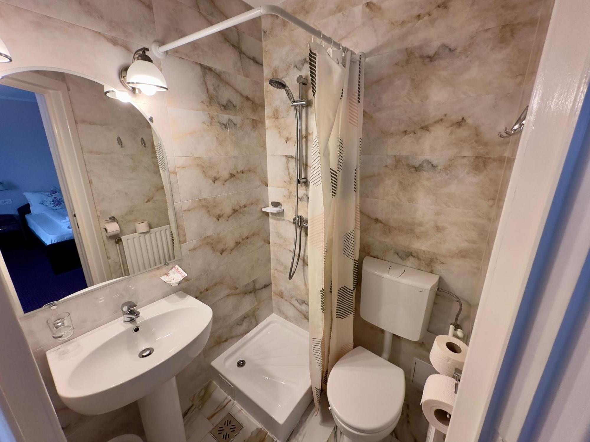 Pension Hotel Fast Рэдэуци Экстерьер фото